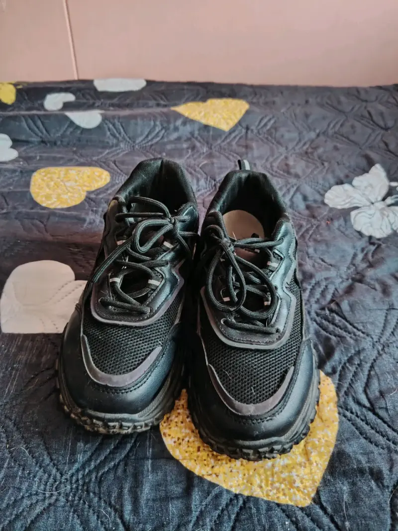 Zapatillas deportivas negras con detalles reflectantes - 1