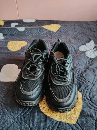 Zapatillas deportivas negras con detalles reflectantes - miniatura 1