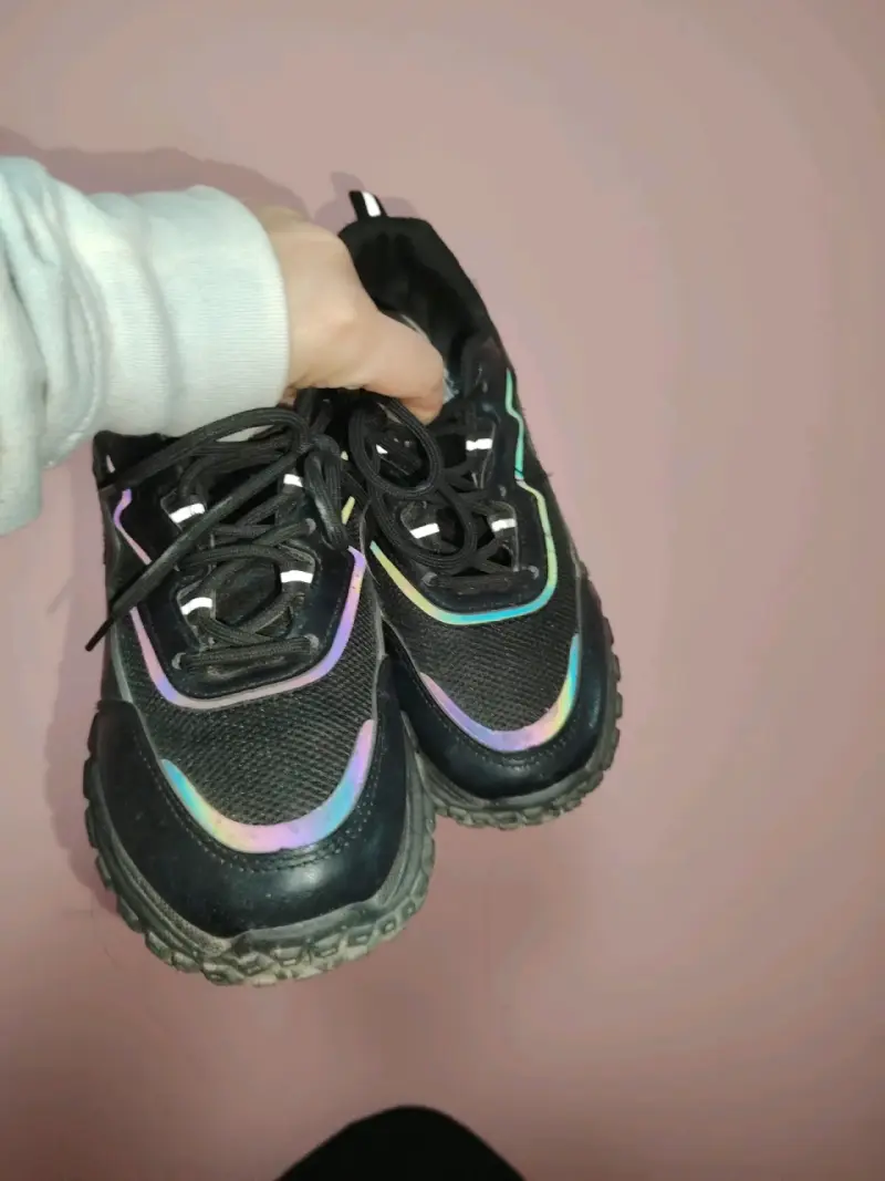 Zapatillas deportivas negras con detalles reflectantes - 2