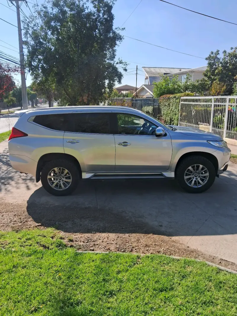 Mitsubishi Montero Sport 2018 en buen estado - 3
