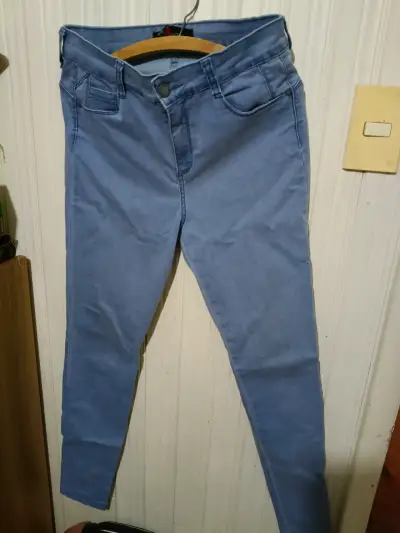 Jeans ajustados para mujer en azul y negro - miniatura 1