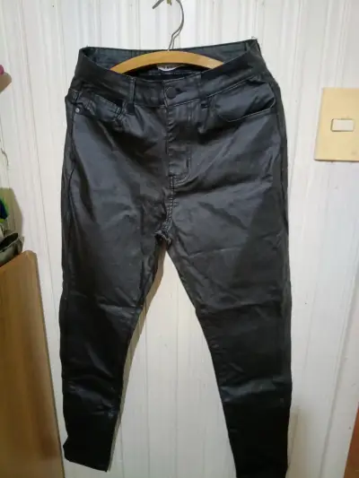 Jeans ajustados para mujer en azul y negro - miniatura 2