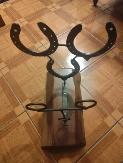Soporte de madera para botellas con herraduras decorativas - miniatura 1