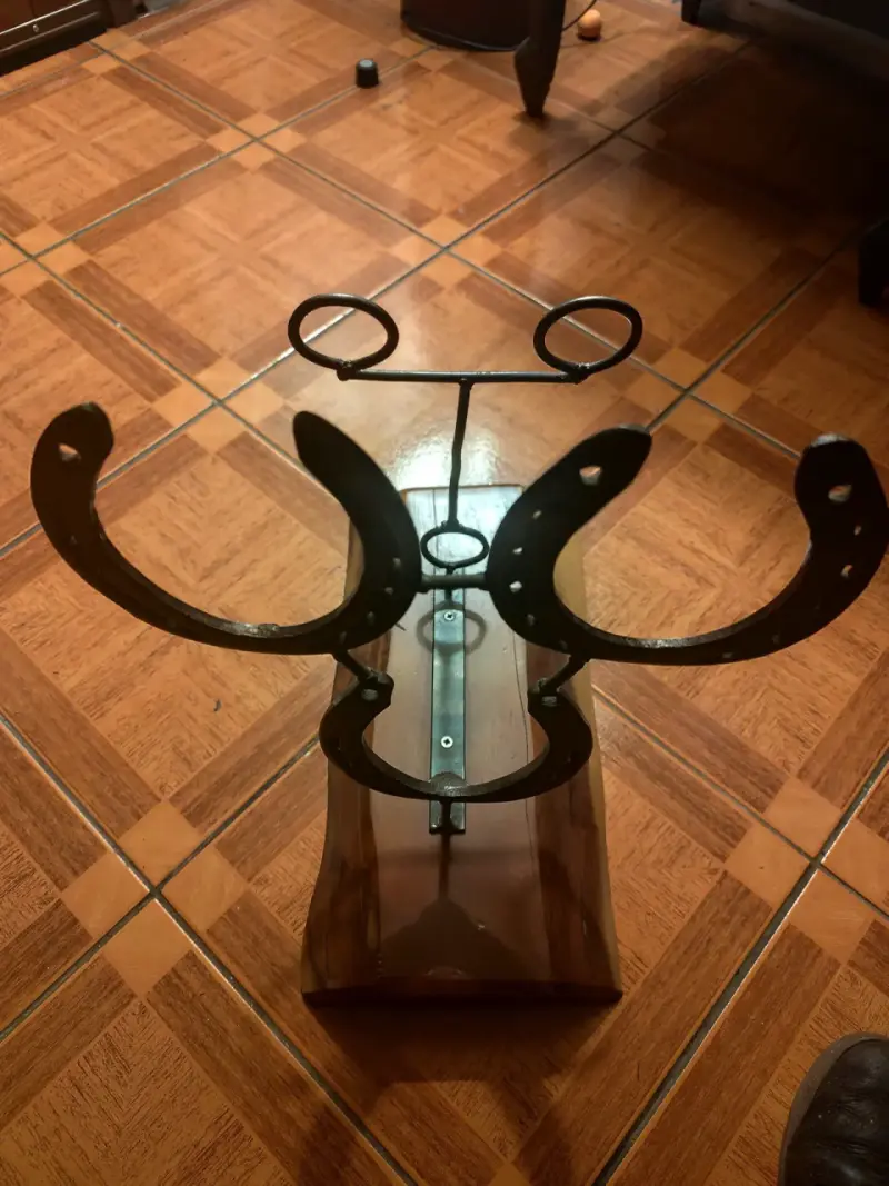 Soporte de madera para botellas con herraduras decorativas - 2