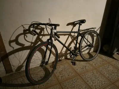 Bicicleta de carretera negra con parrilla - miniatura 1