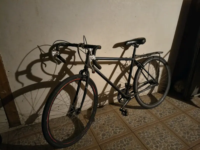 Bicicleta de carretera negra con parrilla - 2