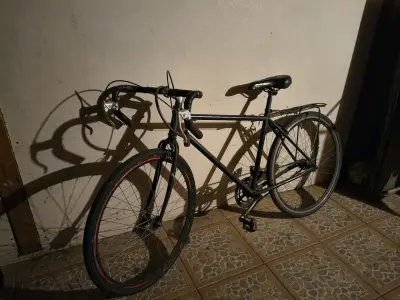 Bicicleta de carretera negra con parrilla - miniatura 2