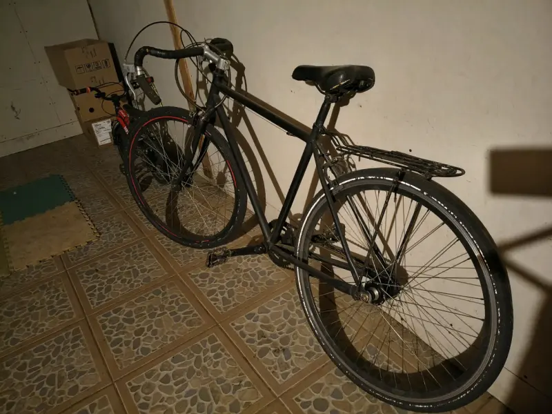 Bicicleta de carretera negra con parrilla - 3