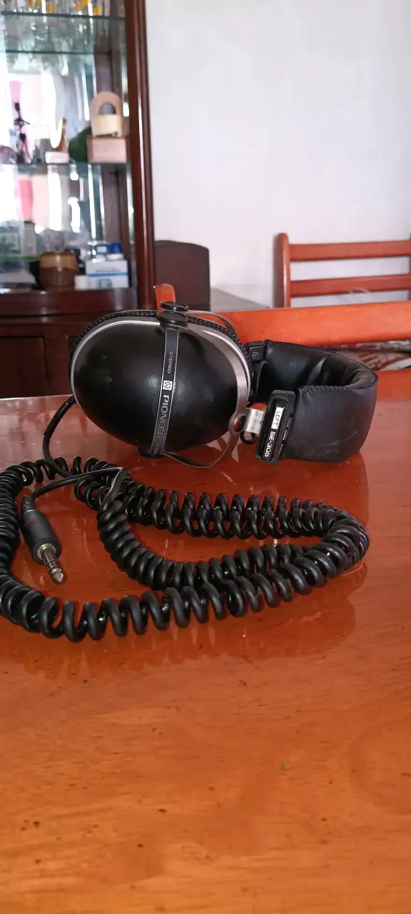 Audífonos profesionales con cable espiral pioneer - 2