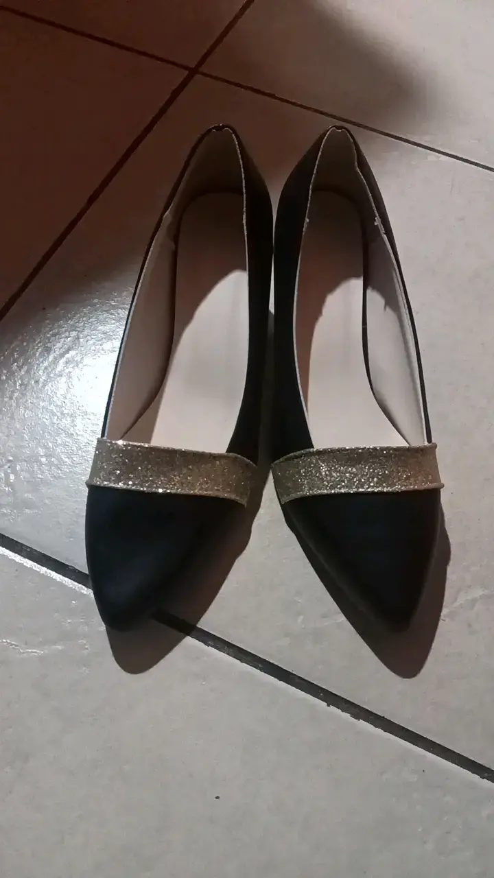 Zapatos de tacón negro con detalles dorados - 1
