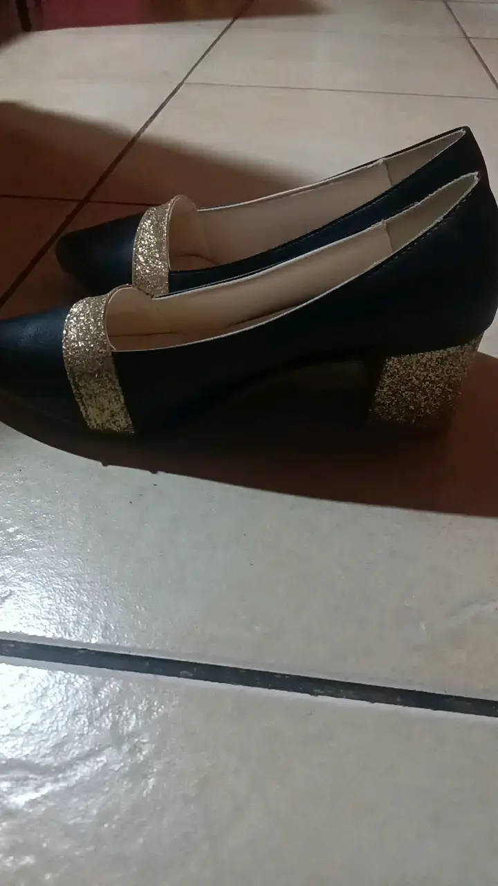 Zapatos de tacón negro con detalles dorados - 2