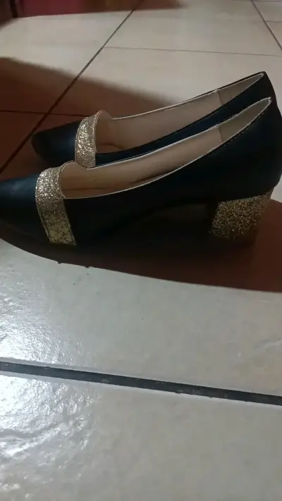 Zapatos de tacón negro con detalles dorados - miniatura 2