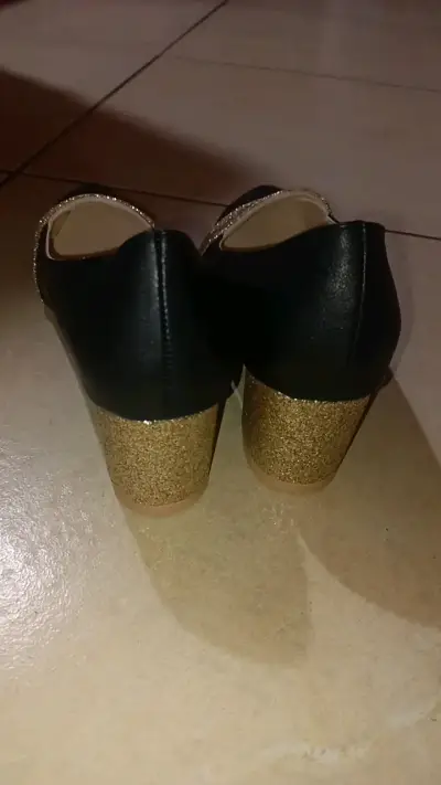 Zapatos de tacón negro con detalles dorados - miniatura 3