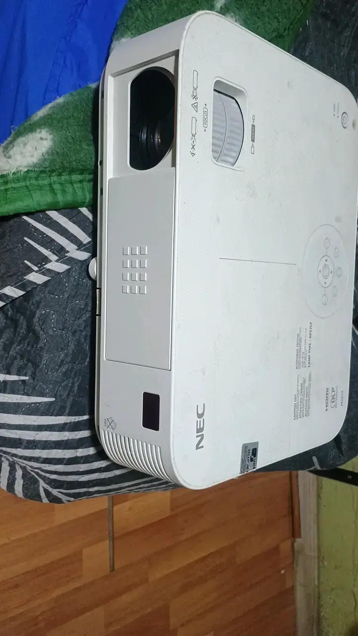 Proyector NEC con lente ajustable
