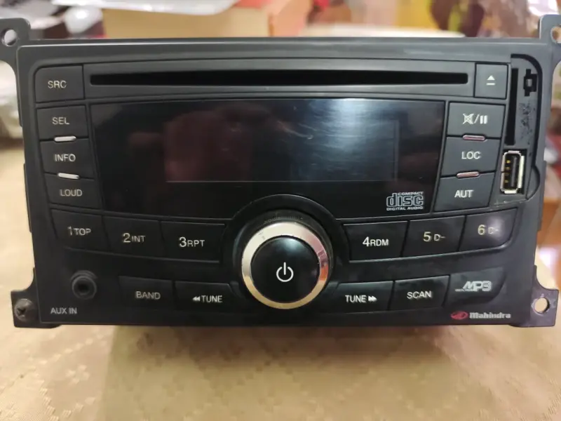 Radio de auto Mahindra con CD y MP3 - 1