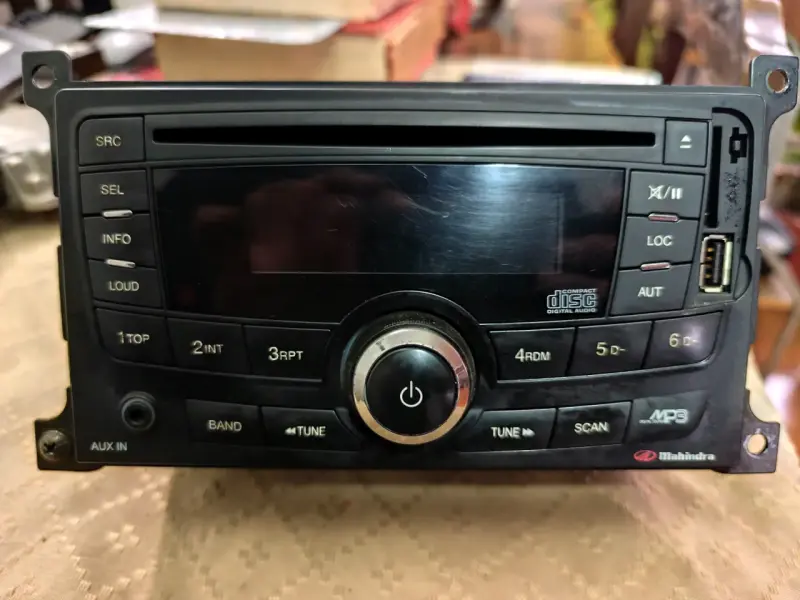 Radio de auto Mahindra con CD y MP3 - 2