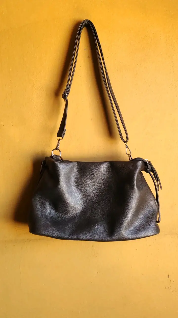 Bolso de hombro negro de cuero sintético - 1