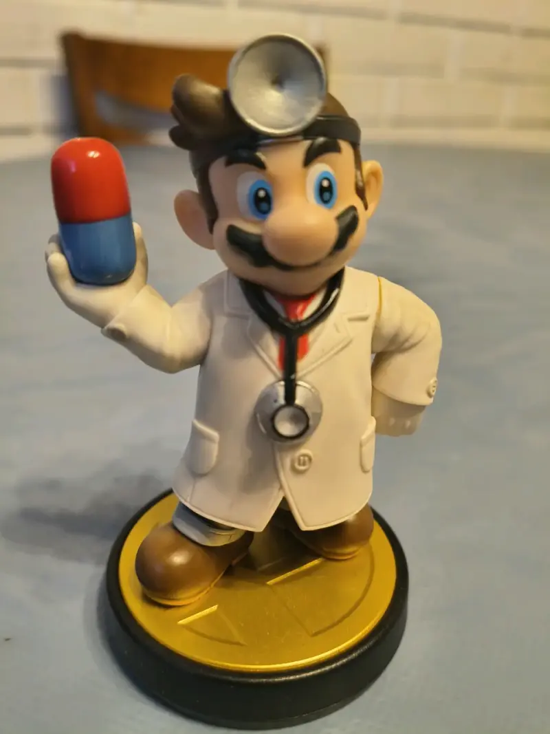 Figura de colección Dr. Mario con píldora - 1