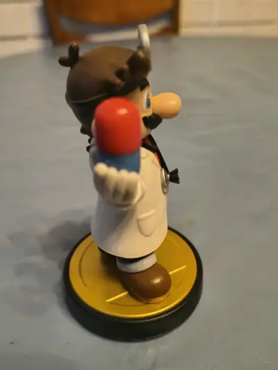 Figura de colección Dr. Mario con píldora - miniatura 2