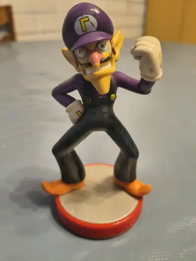 Figura de colección Waluigi en base roja - miniatura 1