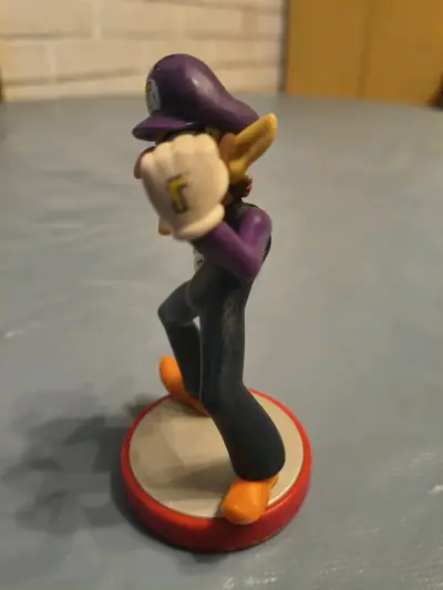 Figura de colección Waluigi en base roja - miniatura 2