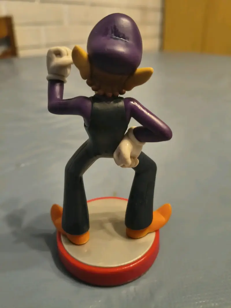 Figura de colección Waluigi en base roja - 3