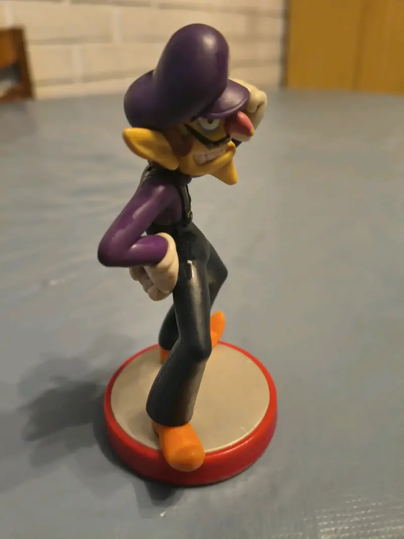 Figura de colección Waluigi en base roja - 4