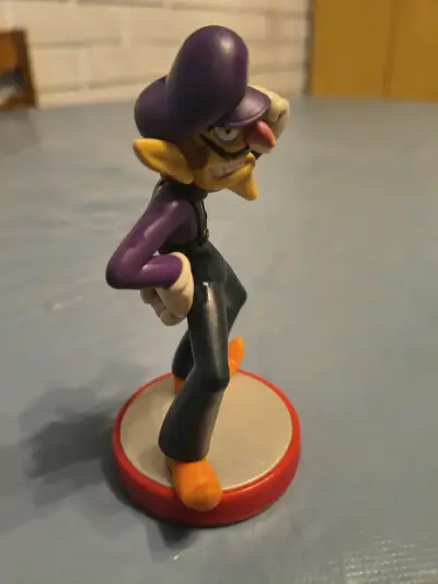 Figura de colección Waluigi en base roja - miniatura 4