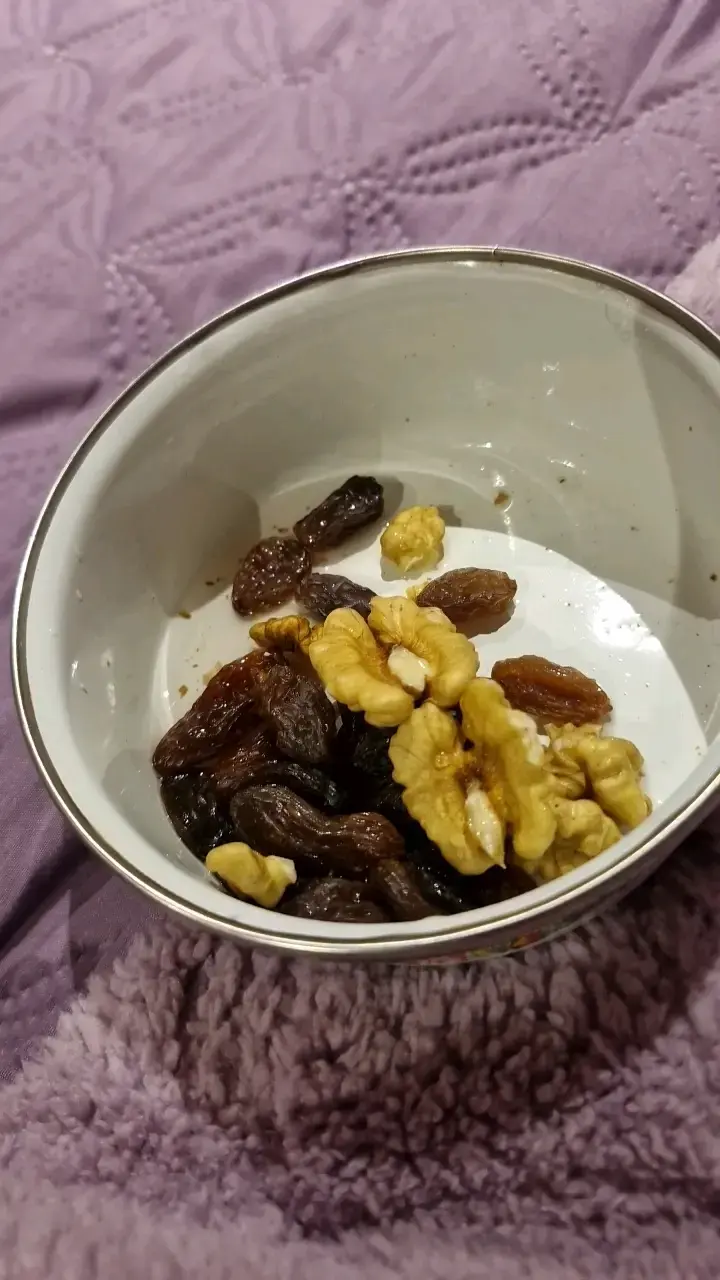 Mix de nueces y pasas en bowl