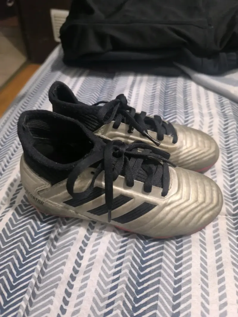 Zapatillas de fútbol Adidas Predator doradas