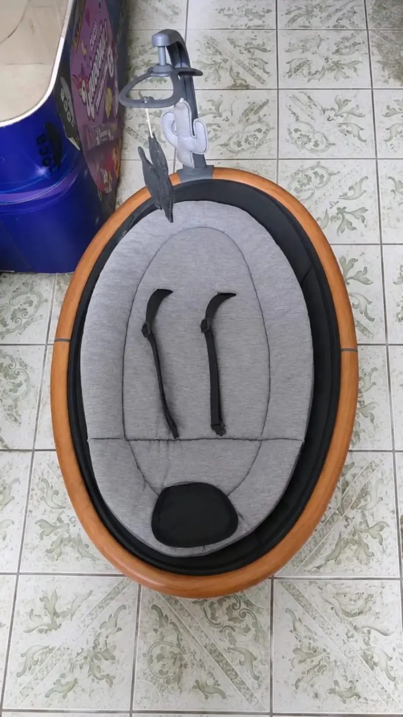 Silla mecedora para bebé con soporte de madera - 1