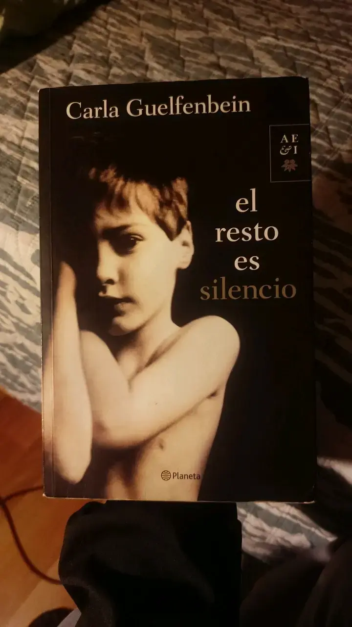 Libro 'El Resto es Silencio' de Carla Guelfenbein - 1