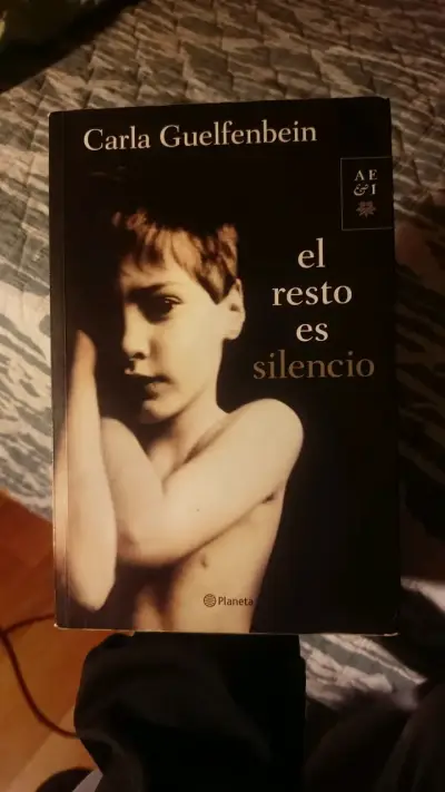 Libro 'El Resto es Silencio' de Carla Guelfenbein - miniatura 1