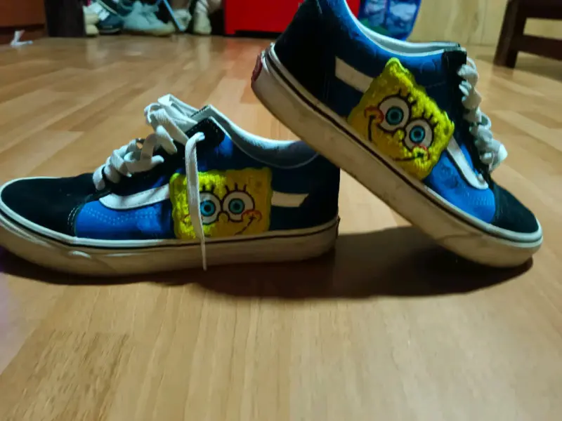 Zapatillas deportivas con diseño de Bob Esponja
