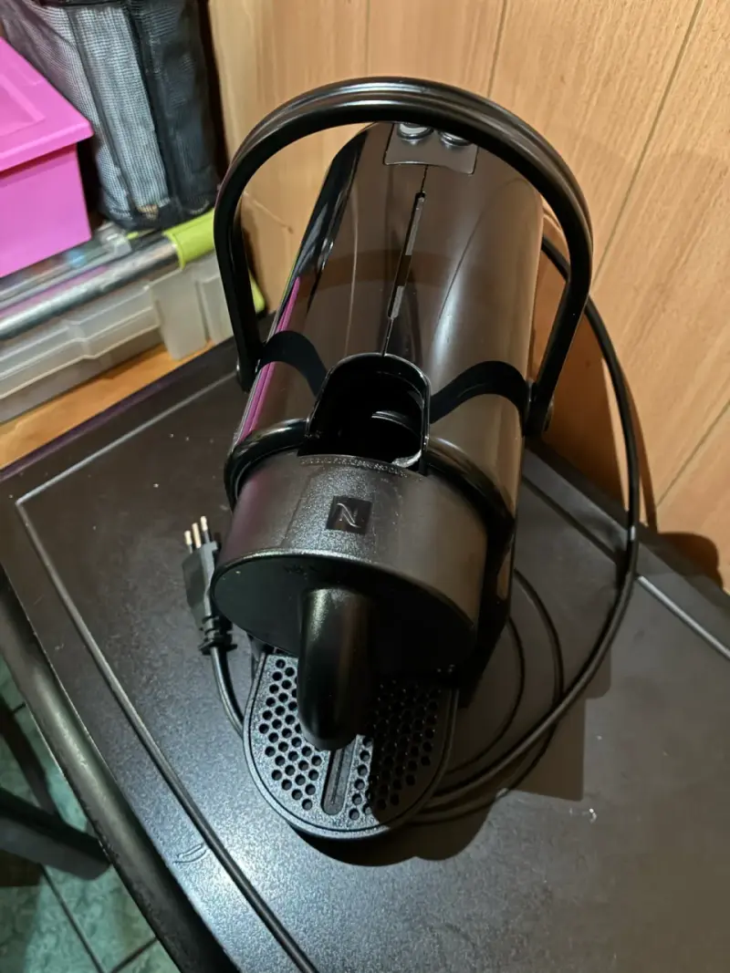 Cafetera Nespresso Inissia Negra Compacta - 2