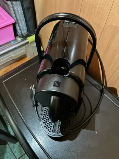 Cafetera Nespresso Inissia Negra Compacta - miniatura 2