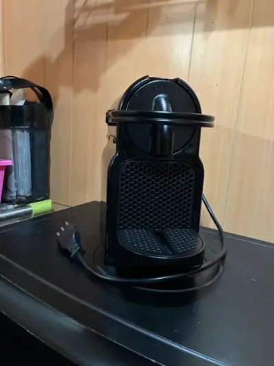 Cafetera Nespresso Inissia Negra Compacta - miniatura 3