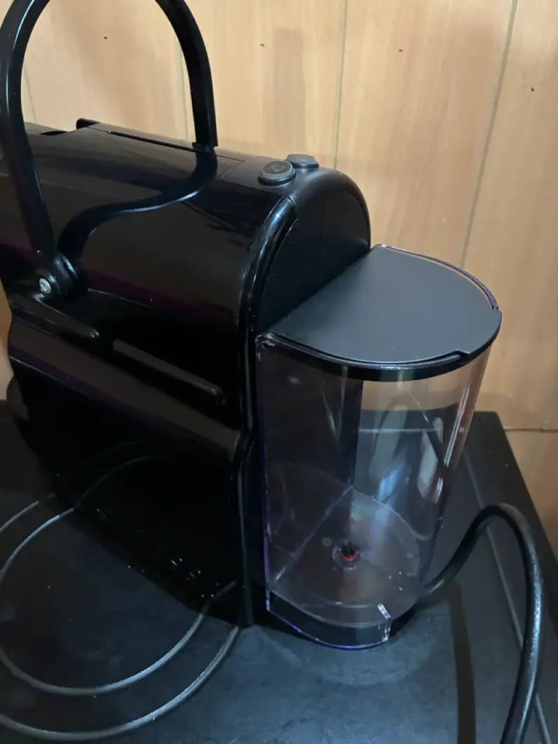 Cafetera Nespresso Inissia Negra Compacta - 4