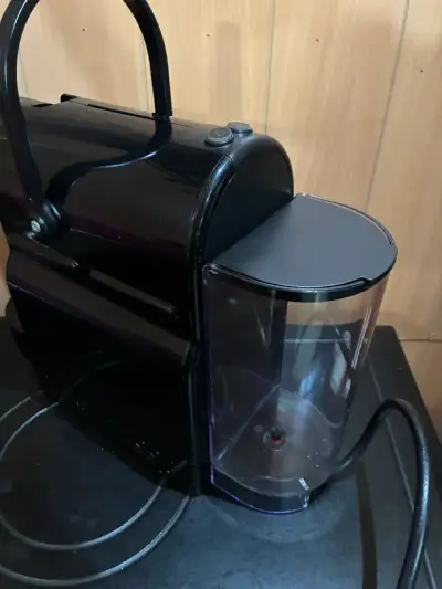 Cafetera Nespresso Inissia Negra Compacta - miniatura 4