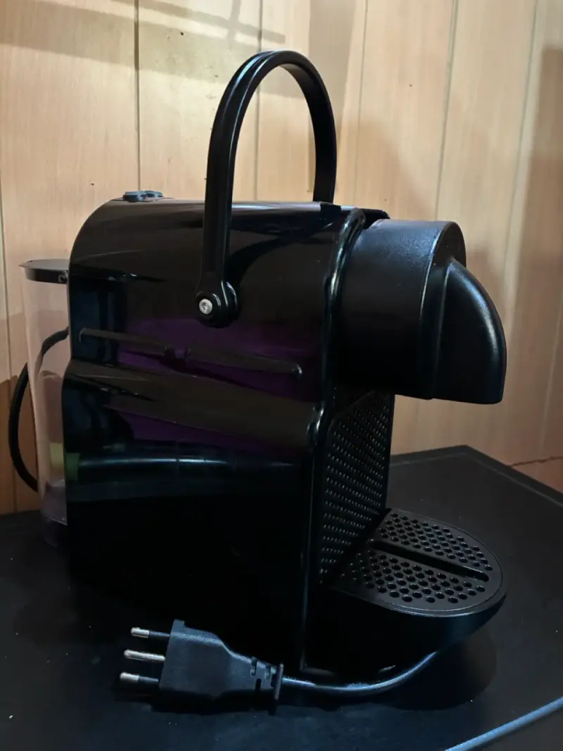 Cafetera Nespresso Inissia Negra Compacta - 5