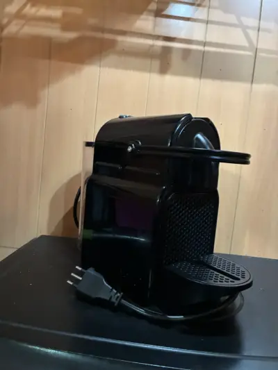 Cafetera Nespresso Inissia Negra Compacta - miniatura 6