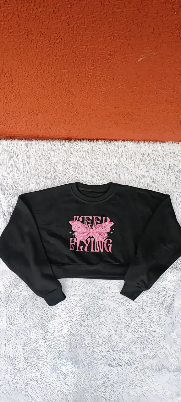 Polerón negro con diseño de mariposa