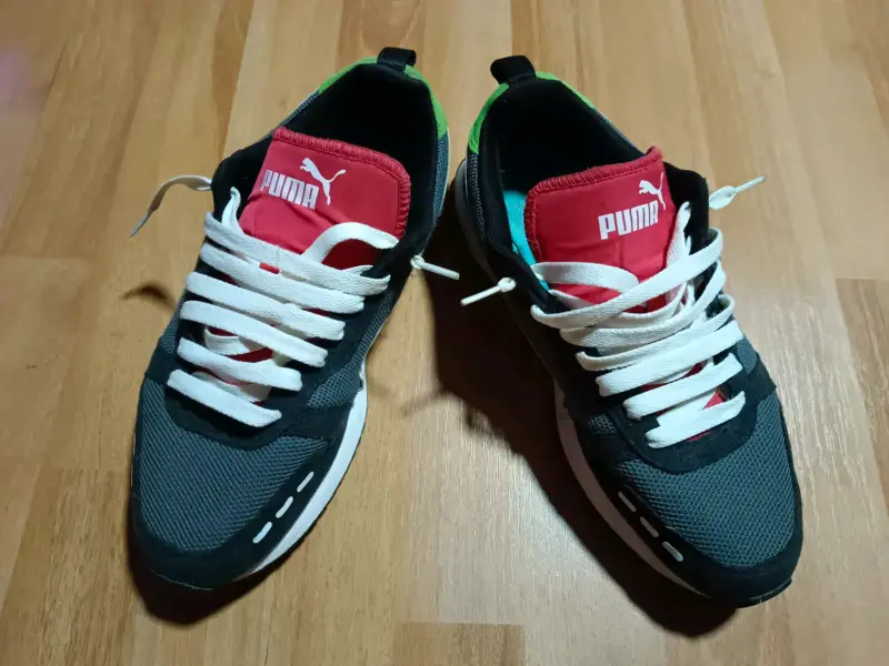 Zapatillas deportivas Puma negras y rojas