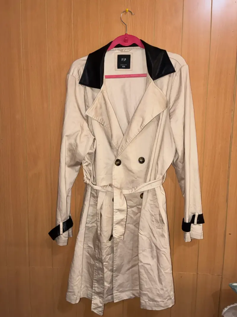 Abrigo trench beige con detalles negros FSP - 1