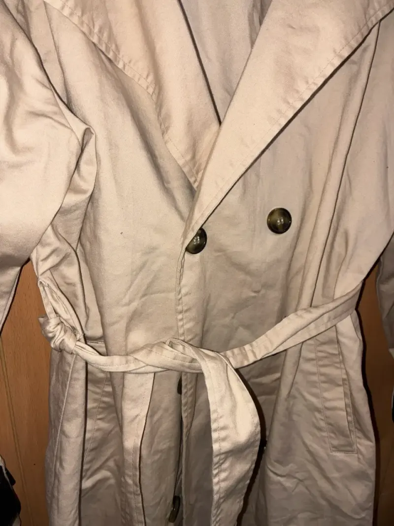 Abrigo trench beige con detalles negros FSP - 2