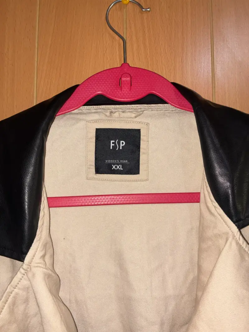 Abrigo trench beige con detalles negros FSP - 3