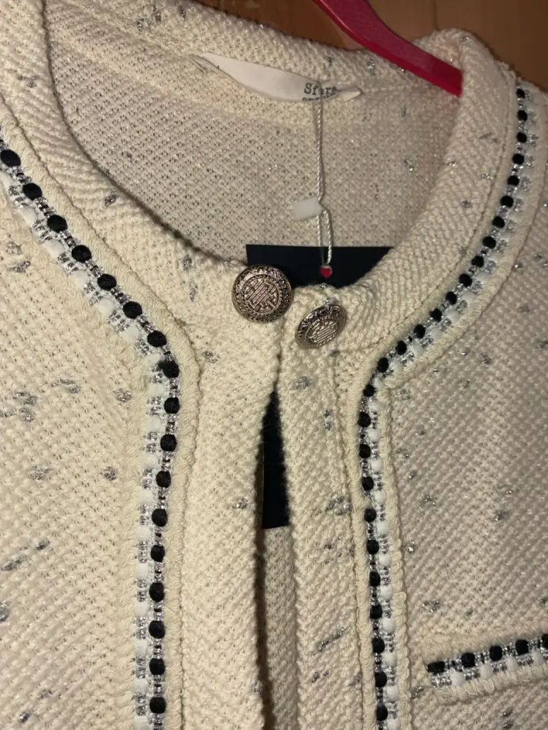 Chaqueta de tweed beige con detalles negros - 1