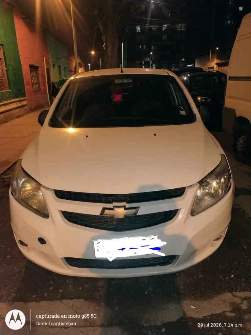 Auto Chevrolet blanco en buen estado - 1