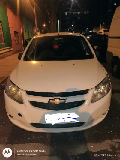 Auto Chevrolet blanco en buen estado - miniatura 1