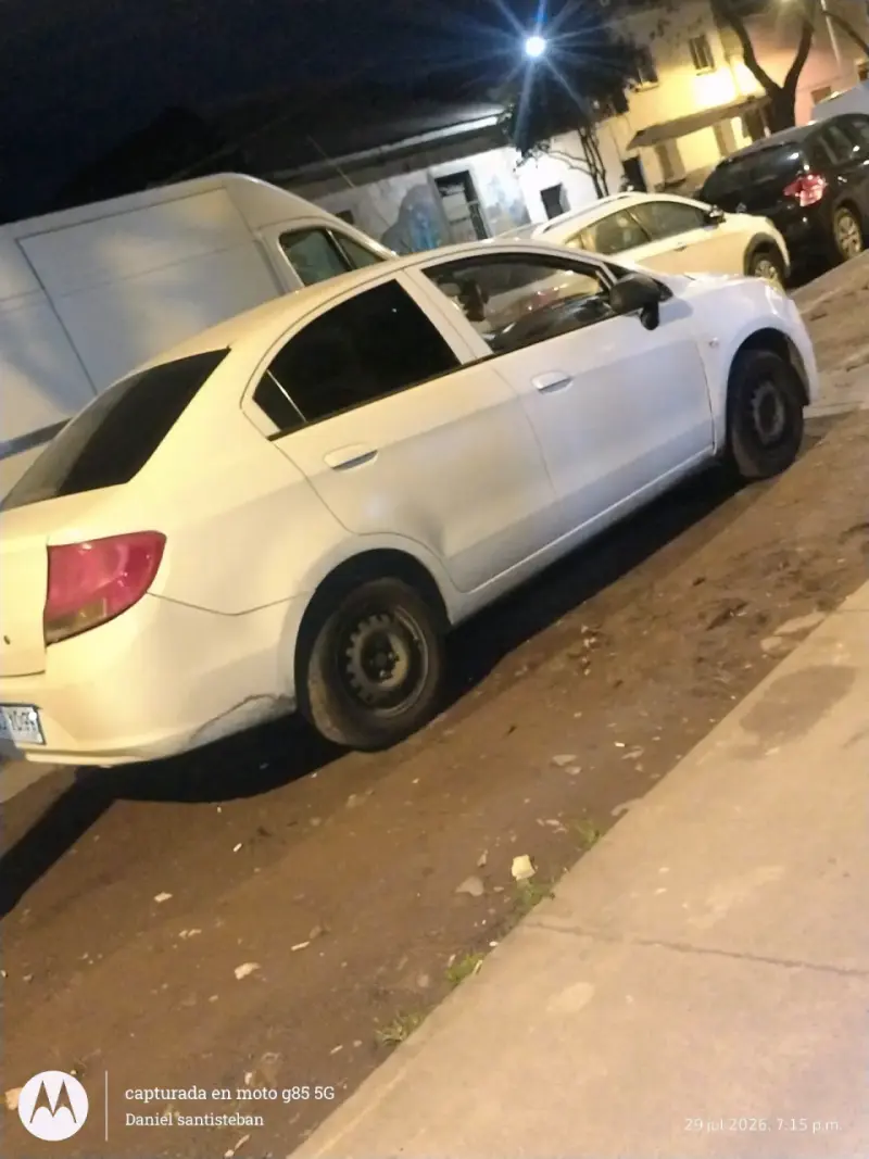 Auto Chevrolet blanco en buen estado - 3